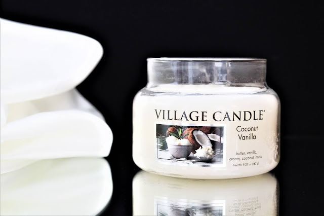 village candle coconut vanilla avis, bougie coconut vanilla, coconut vanilla candle, coconut vanilla village candle, bougie parfumée à la noix de coco, bougie parfumée, bougie village candle, village candle, candle review, scented candle, avis village candle, bougie en cire végétale, meilleure marque de bougie parfumée