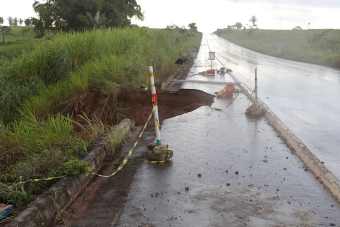 Acostamento desaba após deslizamento de terra no km 59 da BR-425 em Nova Mamoré, RO