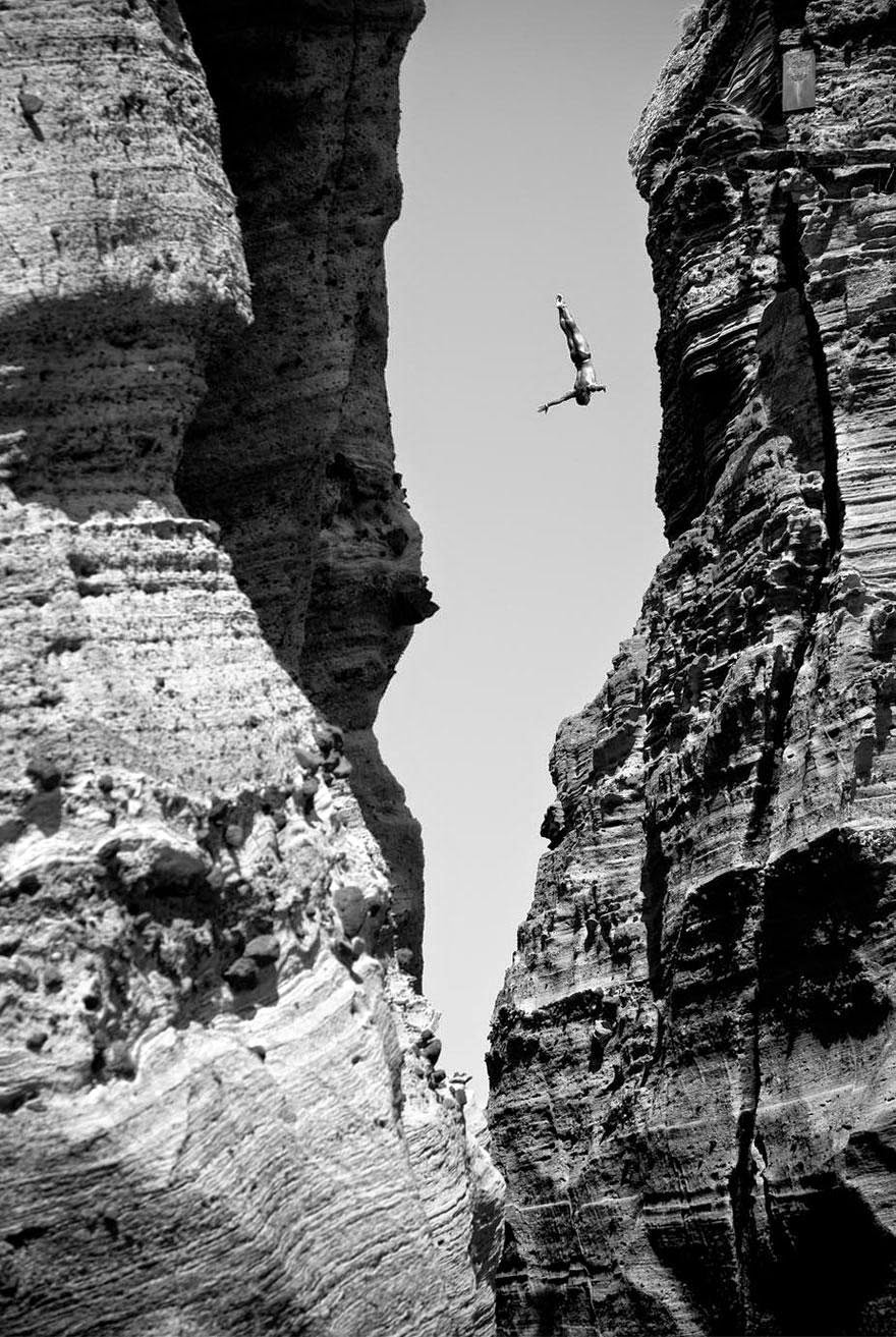 30 Death-Defying Photos That Will Make Your Heart Skip A Beat