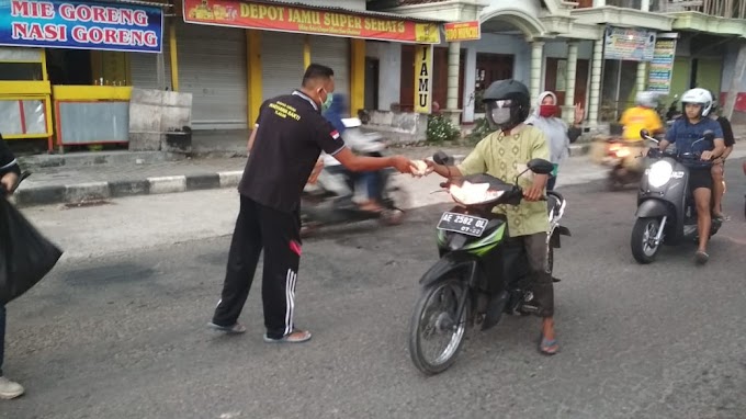 Ditengah Covid-19, Jelang Buka Puasa Karang Taruna Pandhawa Sakti  Bagi bagi Takjil