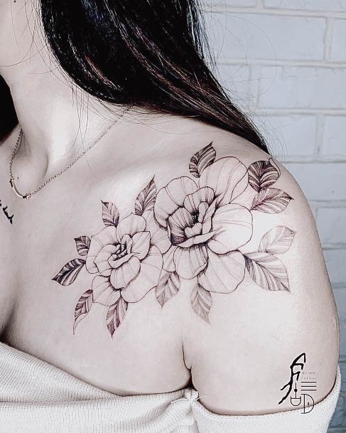 40 tatuagens de rosas pretas para mulheres que desejam um visual ousado!