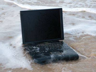 Laptop Terkena Tumpahan Air