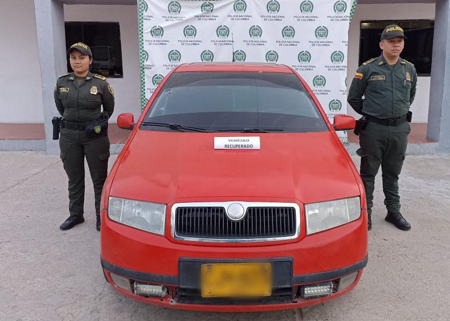 https://www.notasrosas.com/Policia Guajira recupera  en Maicao, vehiculo hurtado en Bogotá