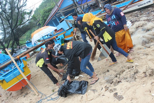 PSW Peduli Lingkungan Warnai Acara Rutin Bulanan Bersih-bersih Pantai Gesing