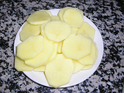 Patatas A La Importancia. 2º Se rebozan las patatas,