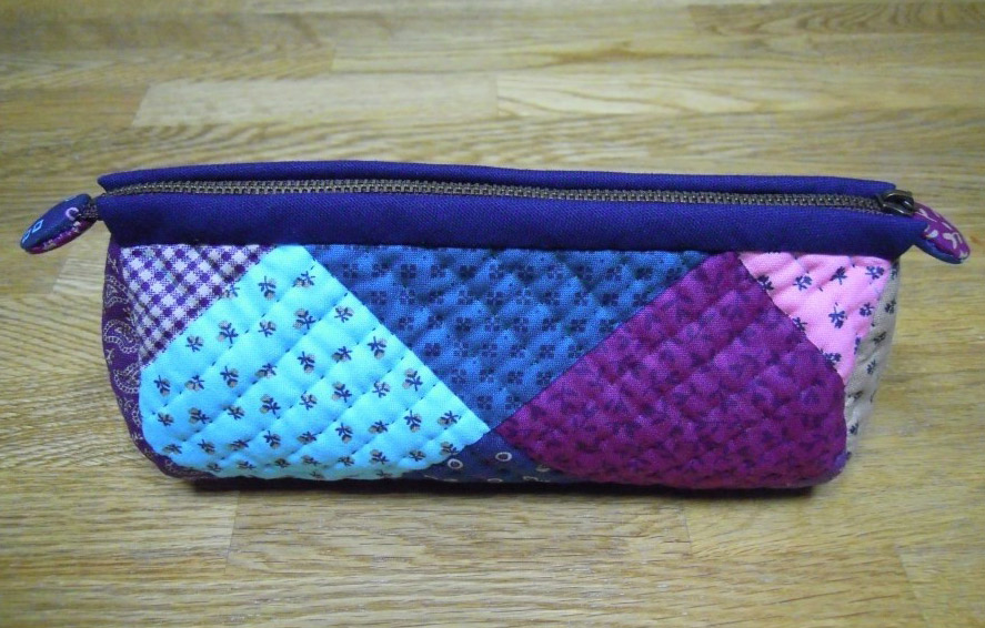 Quilted patchwork zipper pouch, cosmetic bag, pencil case. DIY Photo Tutorial. 