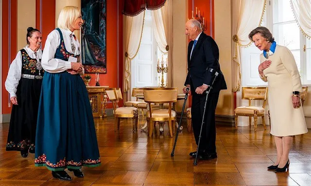King Harald and Queen Sonja hosted a reception at the Royal Palace for recipients of the King’s Medal of Merit