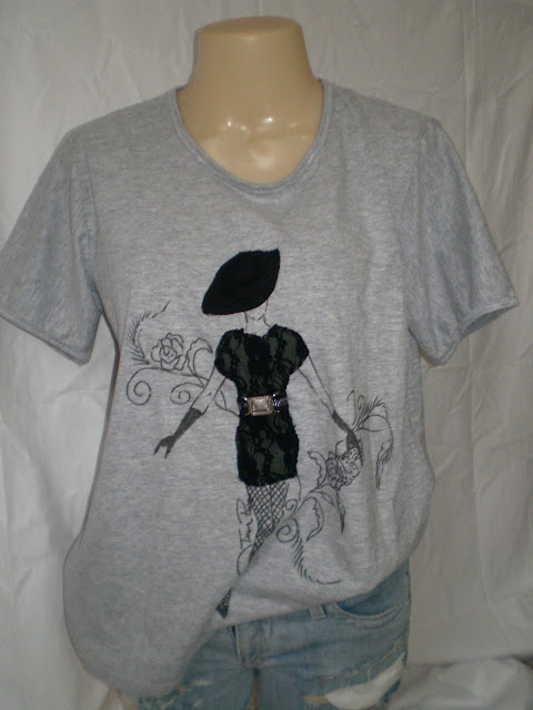 camiseta customizada dama de preto 