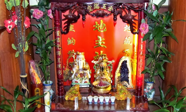 Tradisi Membersihkan Altar dan Rupang Dewa  Kebajikan (De 德)