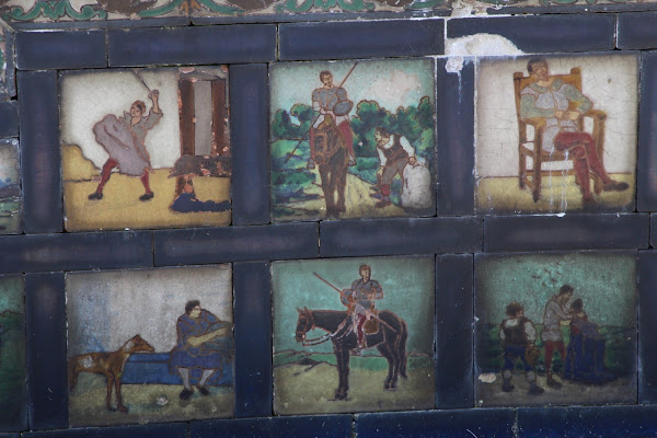 Bancos con escenas de Don Quijote en la Finca Munoa