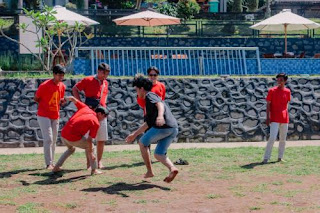 Peserta menikmati kegiatan outbound pada event tim building terbaik di Situ Cileunca