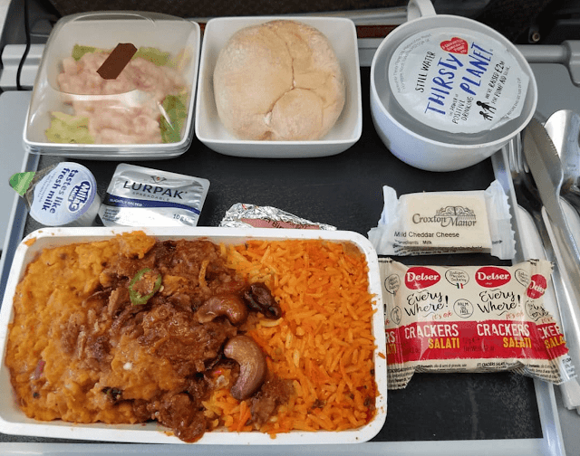 Hãng hàng không của Singapore phục vụ món mutton biryani (làm từ thịt cừu, sữa chua và các loại gia vị đặc biệt) ăn cùng với cơm. Ngoài ra còn có bánh mì, salad ăn kèm với bơ, phô mai cheddar cùng một gói bánh cracker tráng miệng.