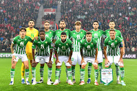 REAL BETIS BALOMPIÉ. Temporada 2021-22. Rui Silva, Víctor Ruiz, Borja Iglesias, Juan Miranda, Marc Bartra, Guido Rodríguez. Héctor Bellerín, , William Carvalho, Nabil Fekir, Aitor Ruibal, Joaquín. BAYER 04 LEVERKUSEN 4 REAL BETIS BALOMPIÉ 0. Jueves, 04/11/2021, 21:00 horas. Liga Europa, fase de grupos, Grupo G, jornada 4. Leverkusen, Alemania, Bay Arena. Árbitro: Anthony Taylor, Inglaterra. VAR: Stuart Attwell, Inglaterra. Tarjetas rojas: Karem Demirbay (90+3’), Leverkusen; Nabil Fekir (90+3’), Betis. Entrenadores: Bayer Leverkusen: Gerardo Seoane. Real Betis: Manuel Pellegrini. GOLES: 1-0: 42’, Moussa Diaby. 2-0: 52’, Moussa Diaby. 3-0: 86’, Florian Wirtz. 4-0: 90’, Nadiem Amiri.