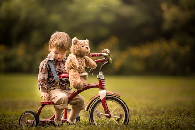 A inseparável amizade dos filhos de A inseparável amizade de crianças com seu urso Ted por Adrian Murray com seu urso Ted