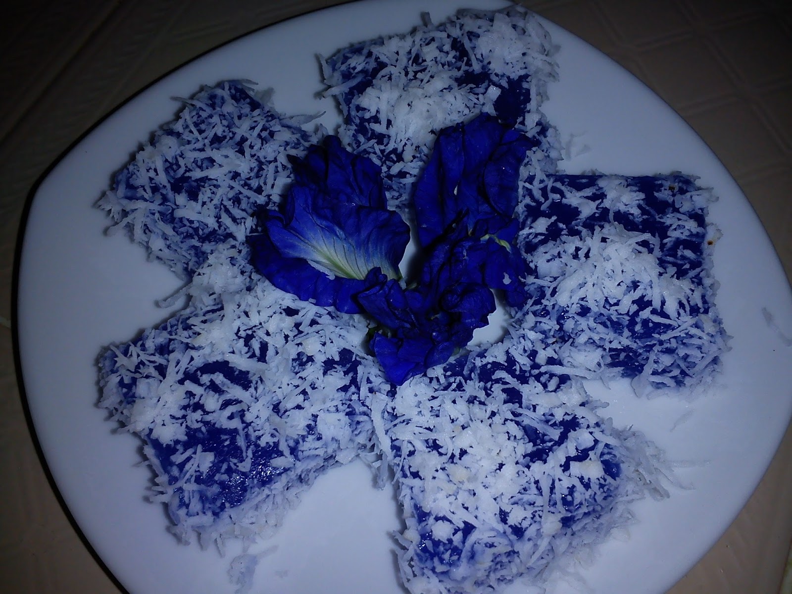 Cooking Pleasure: BLUE PEA KUIH SAGO