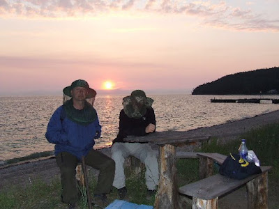 Nach dem abendlichen Besuch der heißen Quellen sitzen Oliver und ich beim Sonnenuntergang vor dem kleinen Laden.