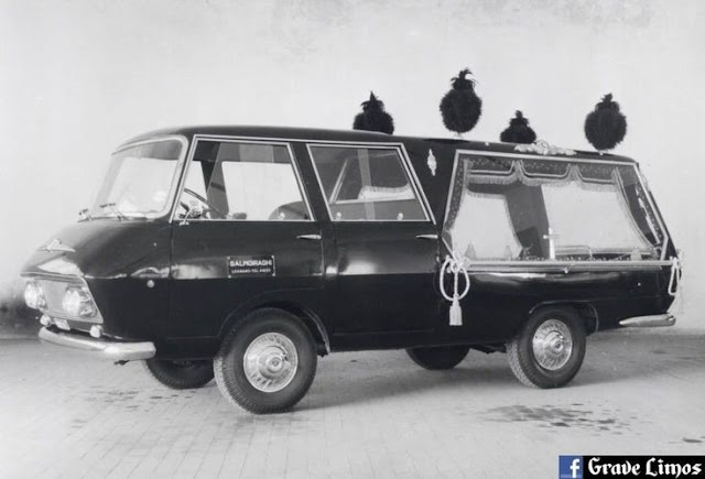 Un coche fúnebre italiano desconocido de los archivos de Thomas A. McPherson.  Se sospecha que este vehículo es uno de los primeros Fiat. Colección Thomas A. McPherson. https://www.pinterest.es/pin/725994402404947829/