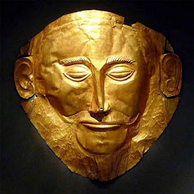 La maschera mortuaria d'oro conosciuta come la "Maschera di Agamennone", trovata nella Tomba V di Micene da Heinrich Schliemann nel 1876. (Museo Archeologico Nazionale di Atene)