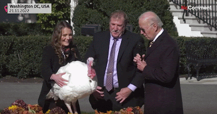 Joe Biden qui accorde sa grâce à une dinde pour Thanksgiving