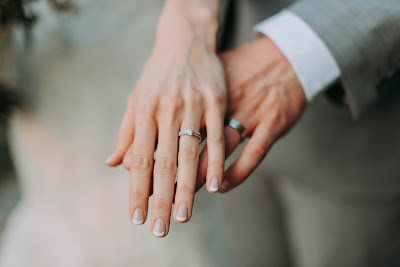 Manos de novio y novia en primer plano con sus anillos