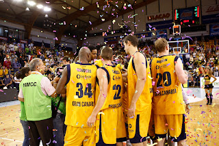 ACB PHOTO - La plantilla del Gran Canaria festeja la victoria y la clasificación para el play-off