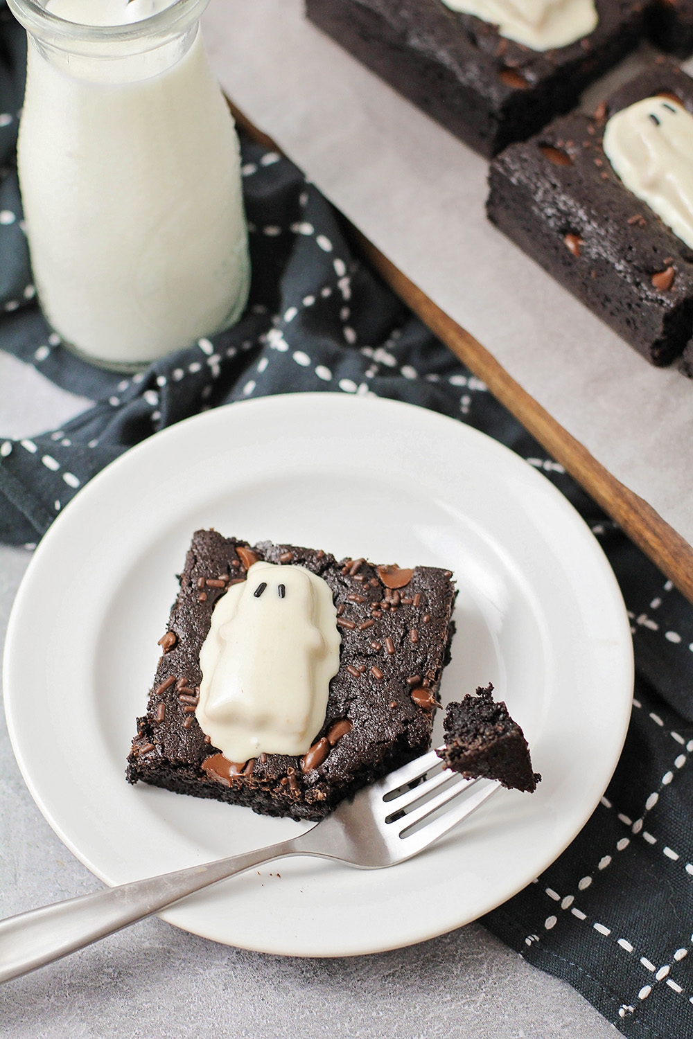 These Halloween ghost brownies are so adorable, and so rich and decadent! They’re the perfect Halloween dessert!