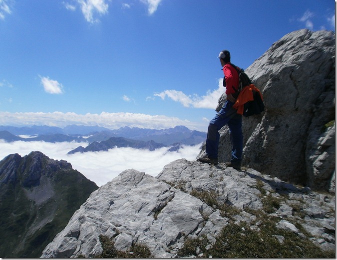 Mikel en una asomada hacia Lescun, el valle está precioso con el mar de nubes.