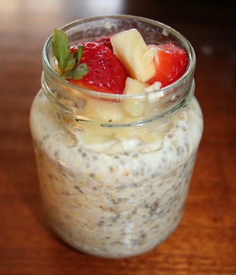 "Overnight oats" ou aveia adormecida de abacaxi (feito diretamente no pote)