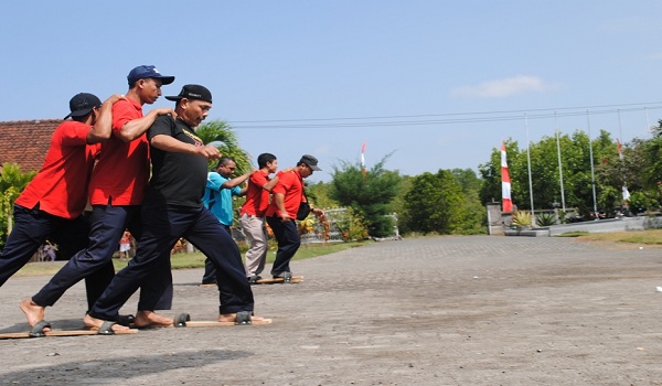 Lomba Balapan Bakiak