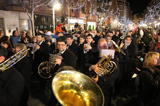 Miles de personas llenan las calles de Barakaldo al paso de la cabalgata de Reyes