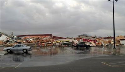 Un poderoso sistema de tormentas que produjo tornados dejan al menos 13 muertos en región central de EEUU