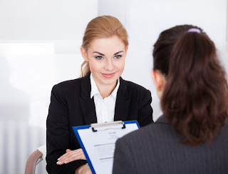 Entrevista trabajo a mujer joven