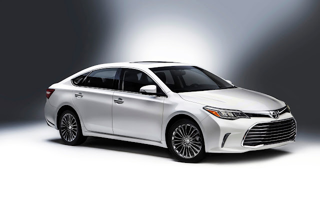 Front 3/4 view of 2016 Toyota Avalon