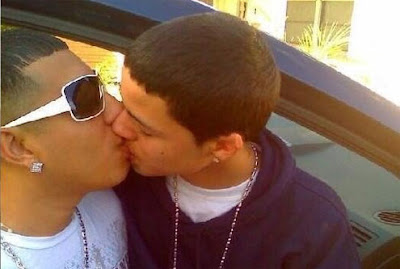 Daddy Yankee besando a otro hombre (no confirmado)