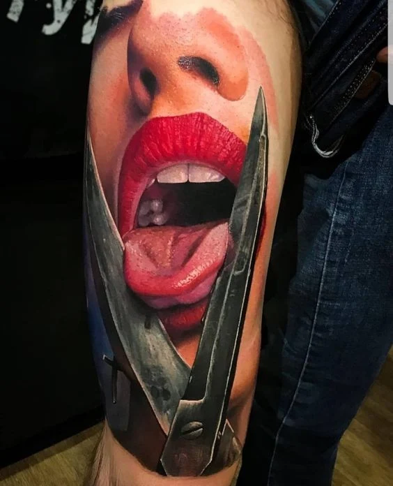 Tatuaje de boca sensual de mujer cortando con tijeras