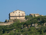 Façana sud-est de la masia de la Serra de Cap de Costa