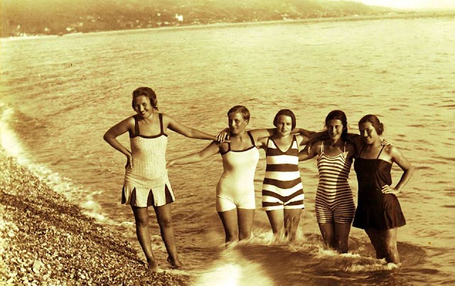 Девушки в купальных костюмах, Гагра, 1920ые годы