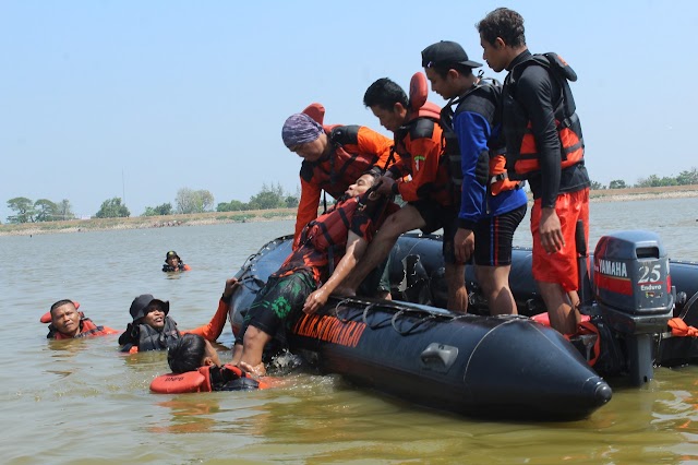 LATIHAN PENANGGULANGAN BENCANA BANJIR DAN WATER RESCUE Di WADUK MULUR, BENDOSARI, SUKOHARJO