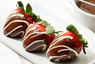 <img src="fresas-con-chocolate.jpg" alt="un tentempiés de fresas con chocolate, es ideal en la dieta del chocolate">