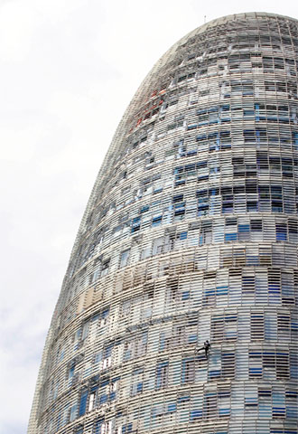 La scalata di Alain Robert (foto El Pais)