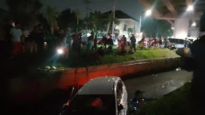 Hindari Motor, Seorang Nenek Malah Injak Gas hingga Mobilnya Nyemplung Sungai di Pondok Candra Waru Sidoarjo