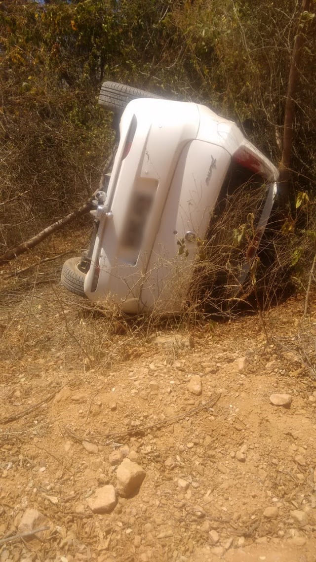 Carro sofre acidente e tomba na estrada de terra no São Joaquim, zona rural de Macajuba.