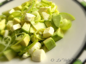 insalata verdissima con avocado mela verde porro e mozzarella