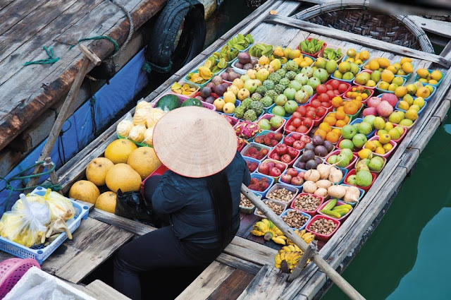 Khác với nhiều phiên chợ miền Tây, chợ nổi Cái Bè (Tiền Giang) họp từ buổi sáng tinh mơ và tan vào lúc đêm muộn. Chợ nổi Cái Bè tấp nập, nhộn nhịp với các xuồng, ghe đủ màu sắc. Du khách nên ghé khu chợ vào buổi tối, trải nghiệm quang cảnh mua bán nhộn nhịp, lung linh trên sông.