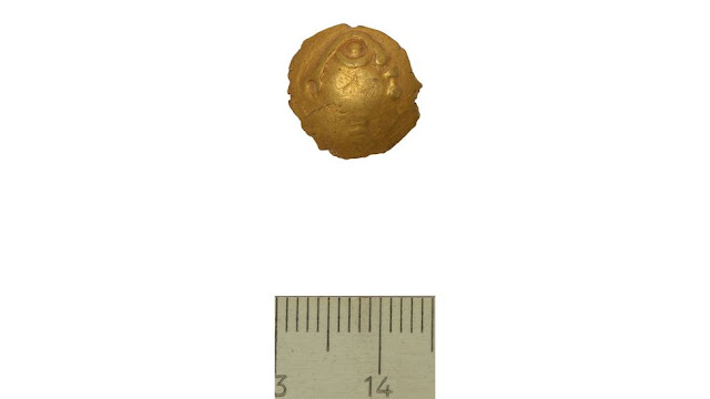 Η μία πλευρά του κελτικού νομίσματος εμφανίζει ένα σχηματοποιημένο ανθρώπινο κεφάλι. [Credit: © Stefanie Friedrich, Αρχαιολογική Κρατική Συλλογή (Μόναχο)]