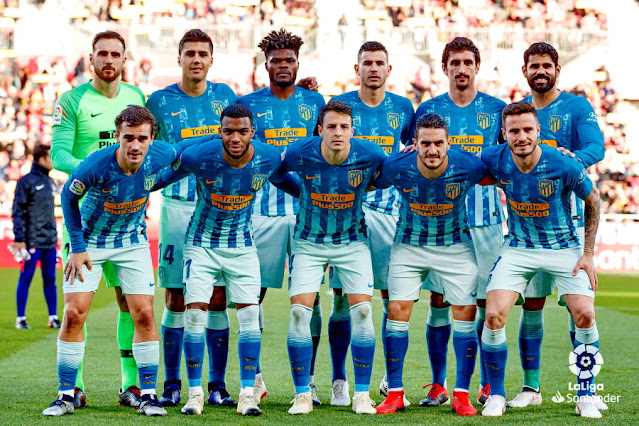 CLUB ATLÉTICO DE MADRID. Temporada 2018-19. Oblak, José María Giménez, Thomas, Lucas Hernández, Savic, Diego Costa. Griezmann, Lemar, Santiago Arias, Koke, Saúl. GIRONA F. C. 1 CLUB ATLÉTICO DE MADRID 1. 02/12/2018. Campeonato de Liga de 1ª División, jornada 14. Girona, España, estadio de Montilivi: 12.104 espectadores.