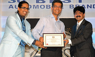 Prof. Arindam Chaudhuri (left) and Mr. Adarsh Hedge, Executive Director, Allcargo Global Logistics (right) giving away the 100 Most Valuable Brands awards to Mr. Lakshmikant Gupta, CMO, LG EIL (center)