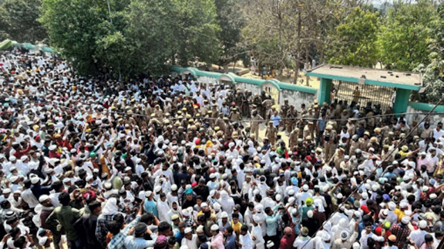 Video: मुख्तार के अंतिम संस्कार में गाजीपुर डीएम से भिड़े अफजाल अंसारी, बोले- धारा 144 के बाद भी...