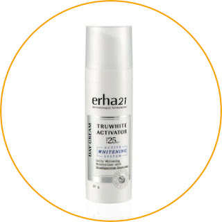 Erha21 Truwhite Activator Day Cream SPF25 / PA ++ Relieves irritation while forming the skin's natural defenses. Erha21's dark spot removal cream contains four active ingredients, namely glabridin, niacinamide, glycosphere papaine, and bisabolol. The four of them are effective in dealing with black spots on the skin. Apart from dealing with dark spots, this cream also helps form natural defenses on the skin.  The glycospare papaine content also helps treat dull skin by removing dead skin cells. Furthermore, the content of bisabolol can soothe the skin and reduce irritation. If you have skin irritation caused by UV rays, this product is worth a try.