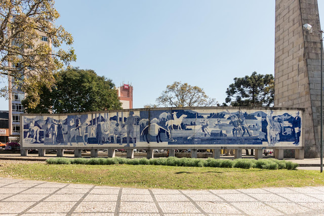 Painel de Poty Lazzarotto na Praça 19 de Dezembro em Curitiba